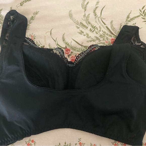 Rhonda Shear Pin Up Style Black Lace Trim Bra - Picture 2 of 6